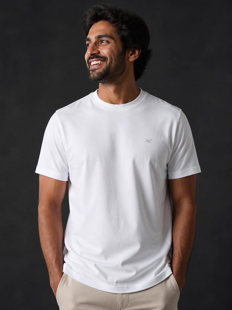 Équipe portant des t-shirts unis personnalisables dans un atelier lumineux